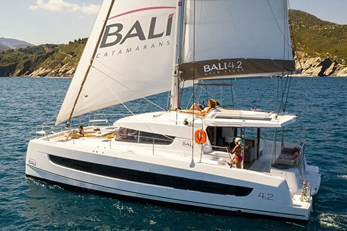 Bali 4.2 under sail