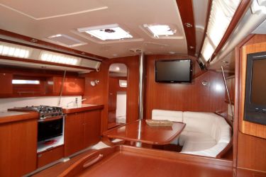 Dufour 425 Saloon/ Galley