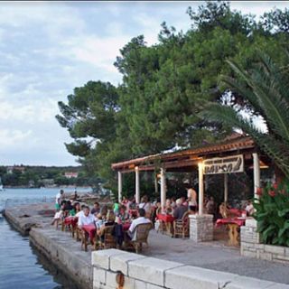 Waterfront bar, Laviste