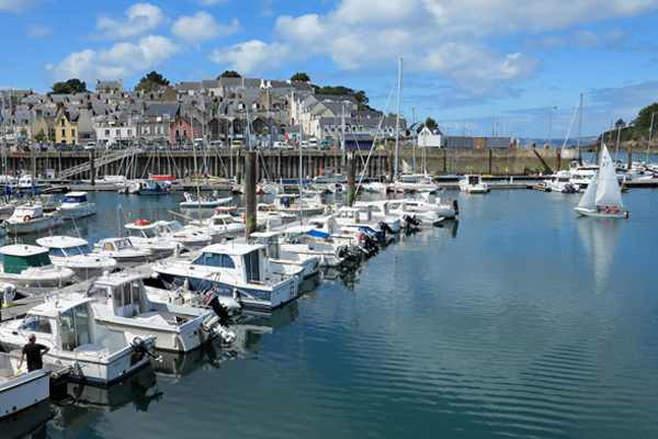 Sailing into Douarnenez