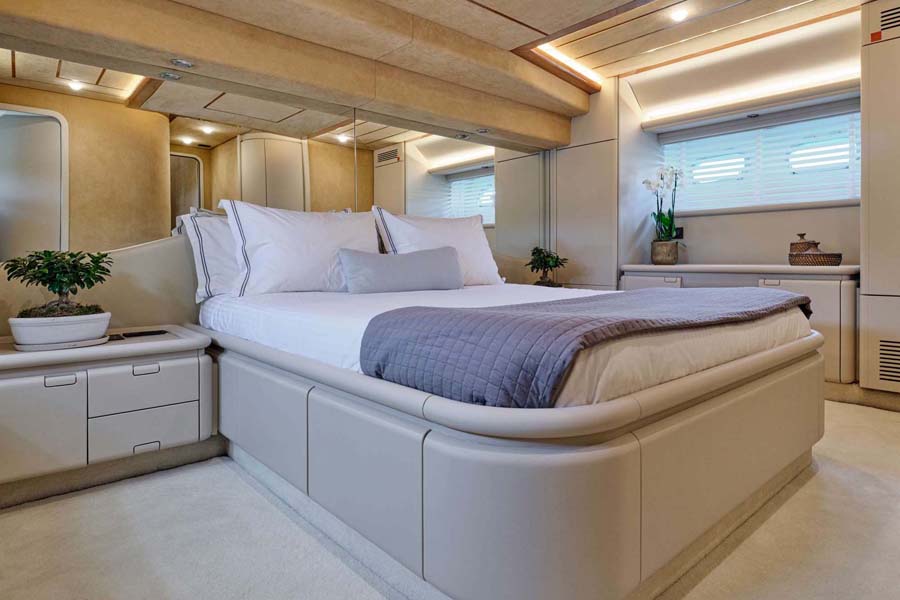 Apeiron Blue Master cabin