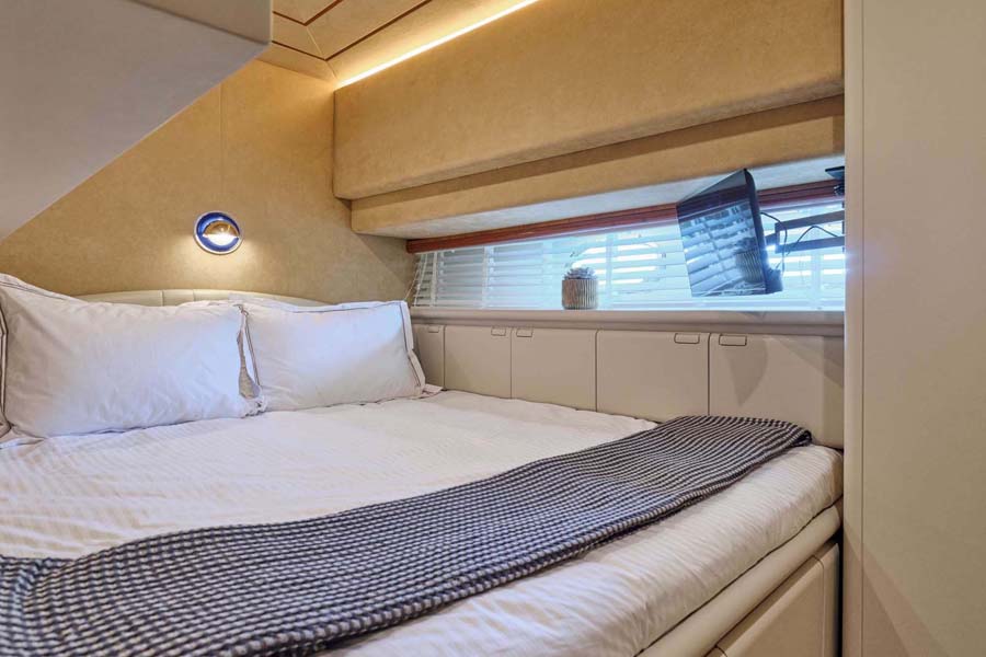 Apeiron Blue double cabin