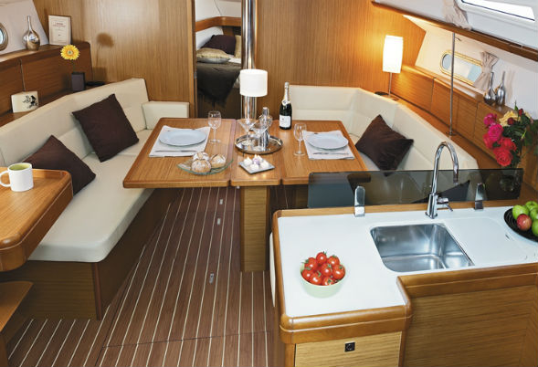 Sun Odyssey 42i Saloon