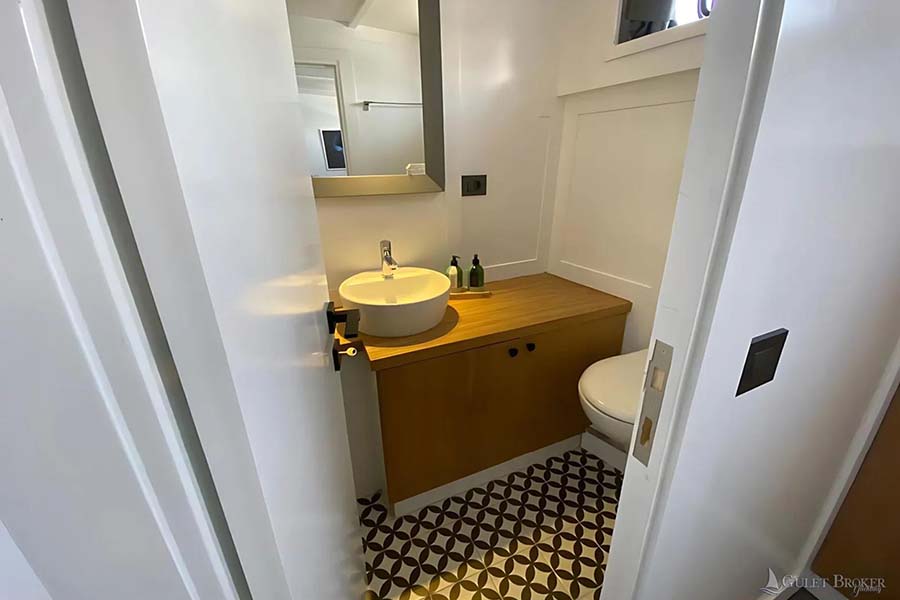 Gulet Albatros M bathroom