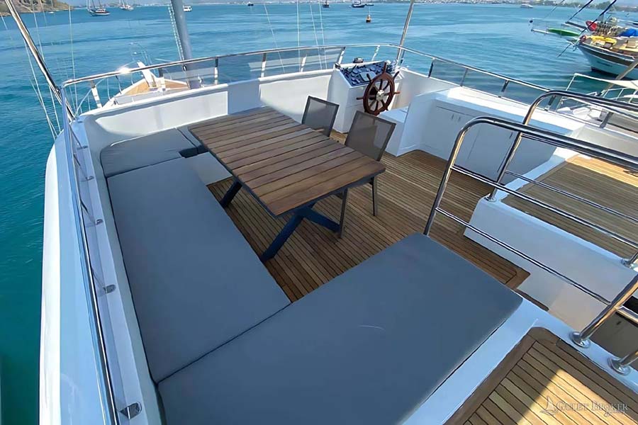 Gulet Albatros M cockpit