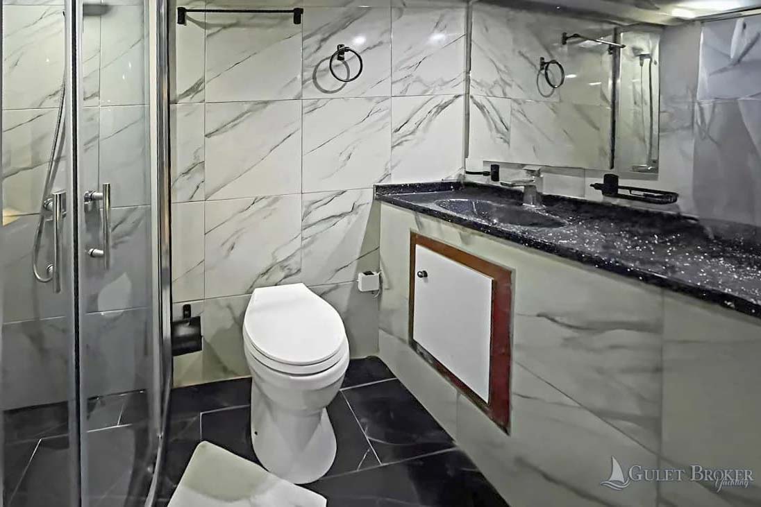 Gulet Sirena - ensuite bathroom
