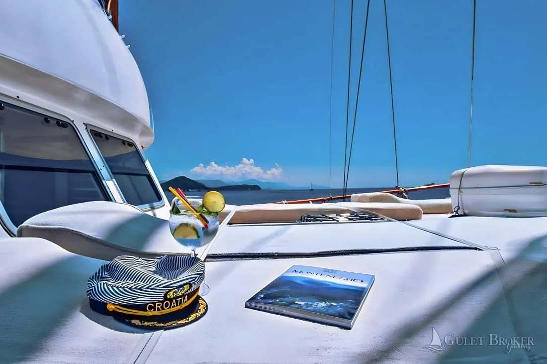 Gulet Sirena - forward lounging