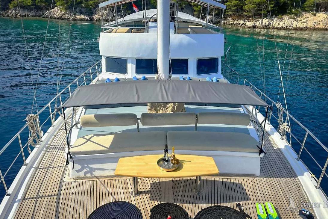 Gulet Sirena - expansive foredesk