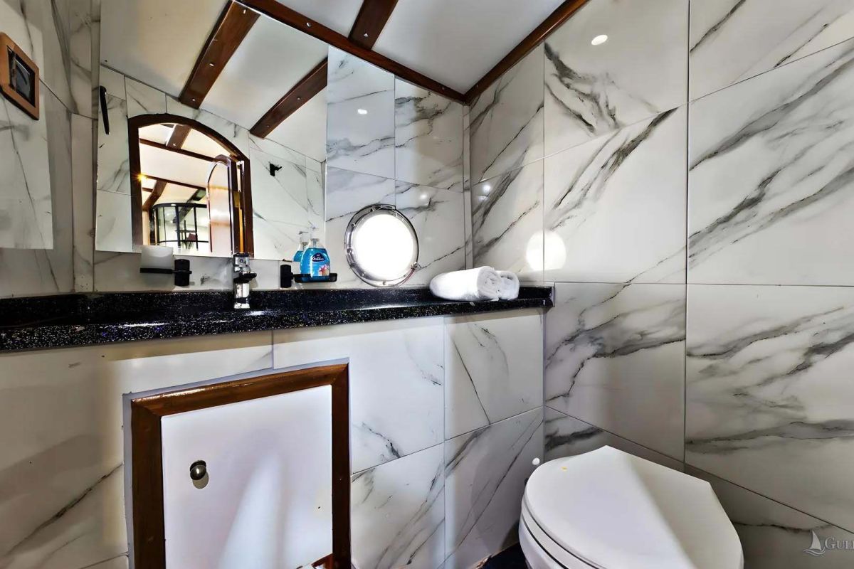 Gulet Sirena - ensuite bathroom