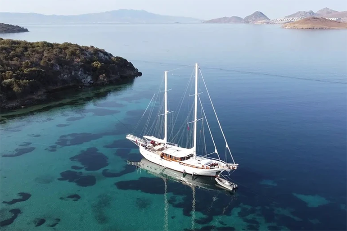 Beyaz Lale at anchor