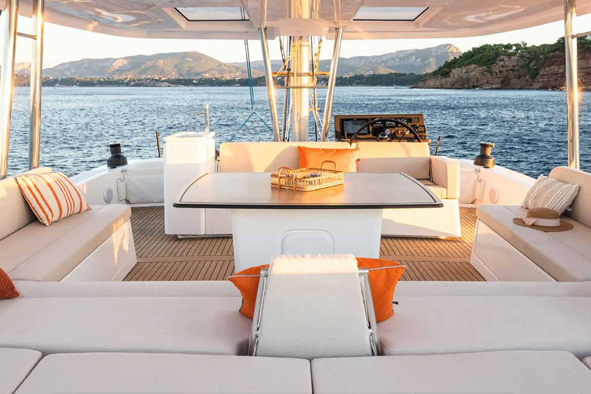 Bali 5.8 flybridge aft