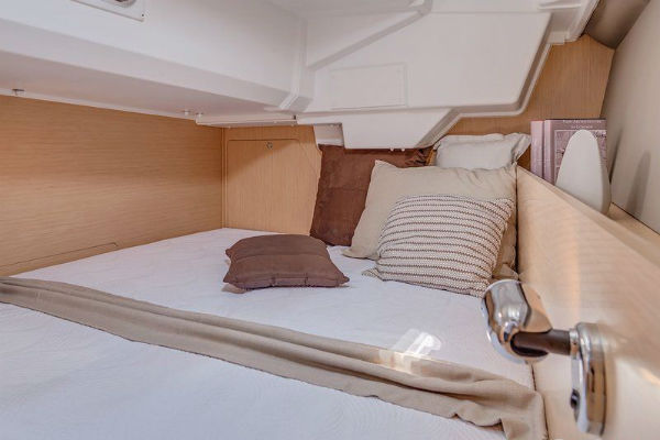 Oceanis 38.1 Cabin