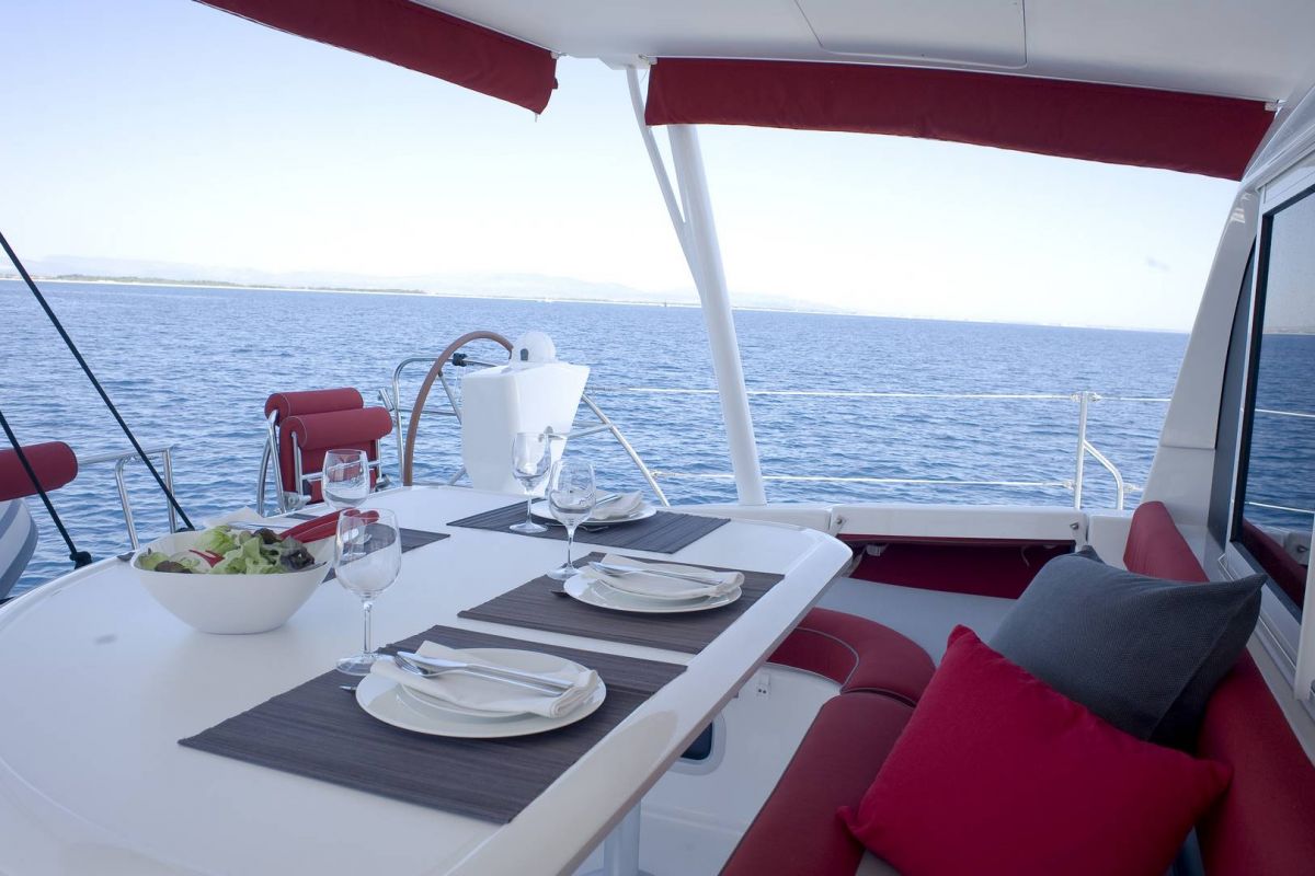 Catana 42 Dining