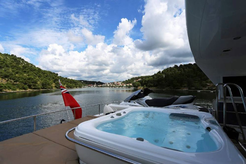 Clouds Sunreef 70 hot tub