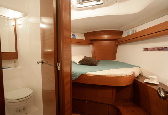 Dufour 405 Forward Cabin