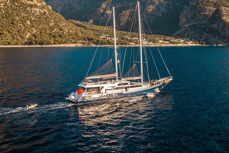 Gulet Esma Sultan under motor