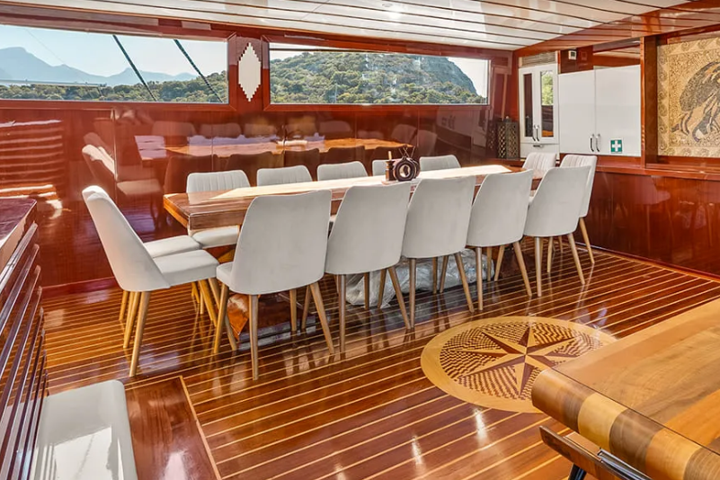 Gulet Esma Sultan main saloon