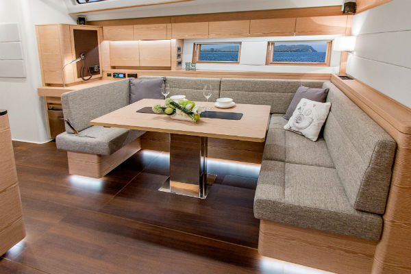 Hanse 588 Saloon Dining