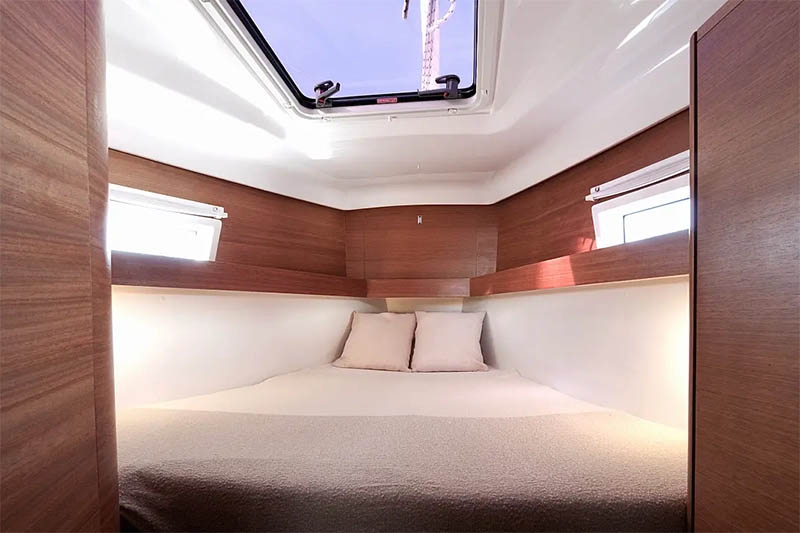 Elan Impression 45.1 bow cabin