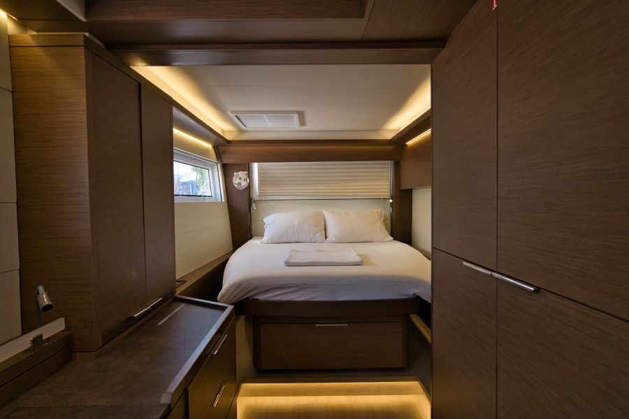 Lagoon 50 Invictus II master bedroom