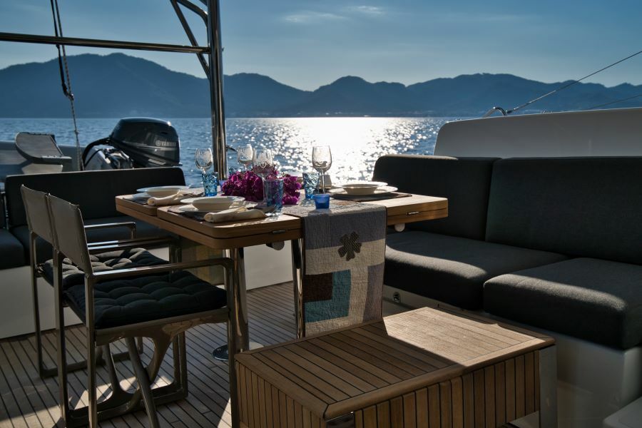 Lagoon 50 Invictus II al fresco dining