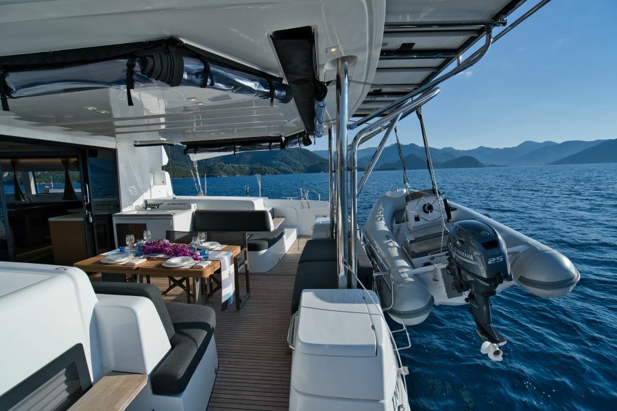 Lagoon 50 Invictus II stern features