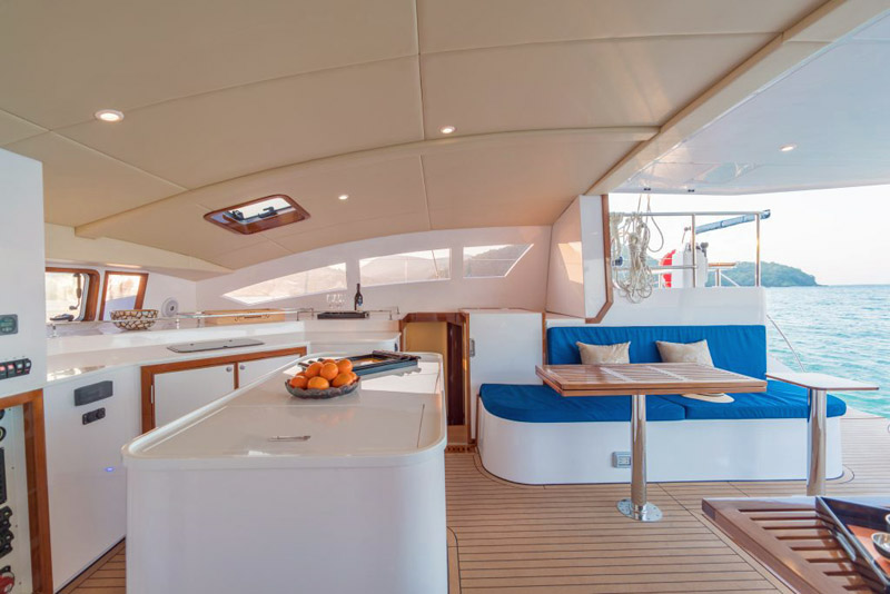 Island Spirit 410 saloon & afterdeck