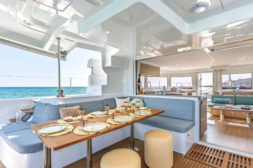 Lagoon 47 aft dining