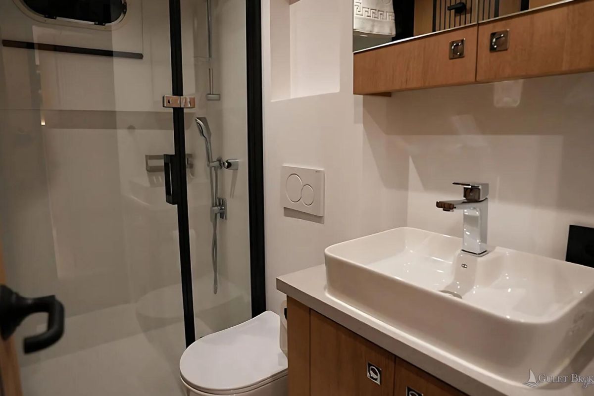 Gulet Motto bathroom