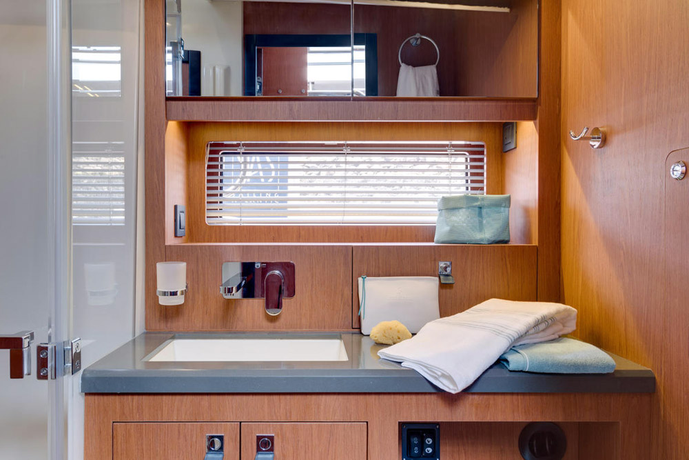 Oceanis Yacht 62 bathroom