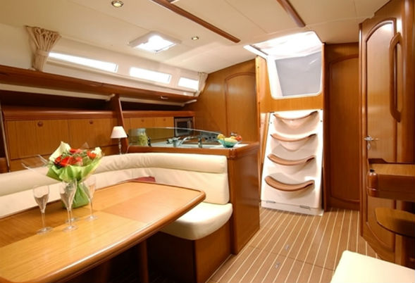 Sun Odyssey 42i Saloon