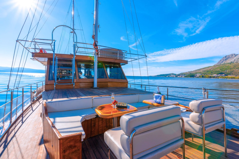 Trebenna gulet foredeck