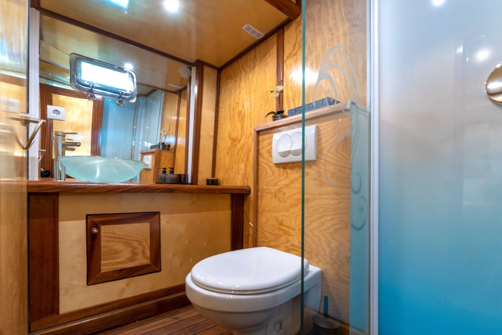 Trebenna gulet bathroom1