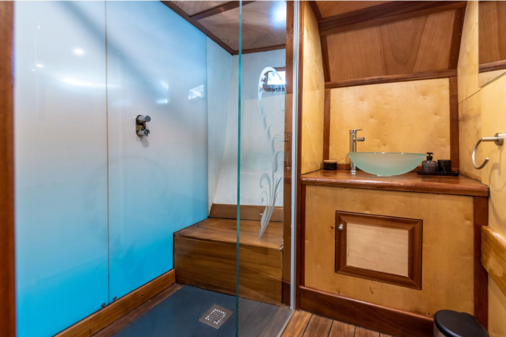 Trebenna gulet bathroom
