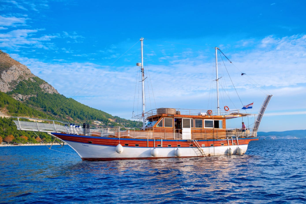 Trebenna gulet at anchor2