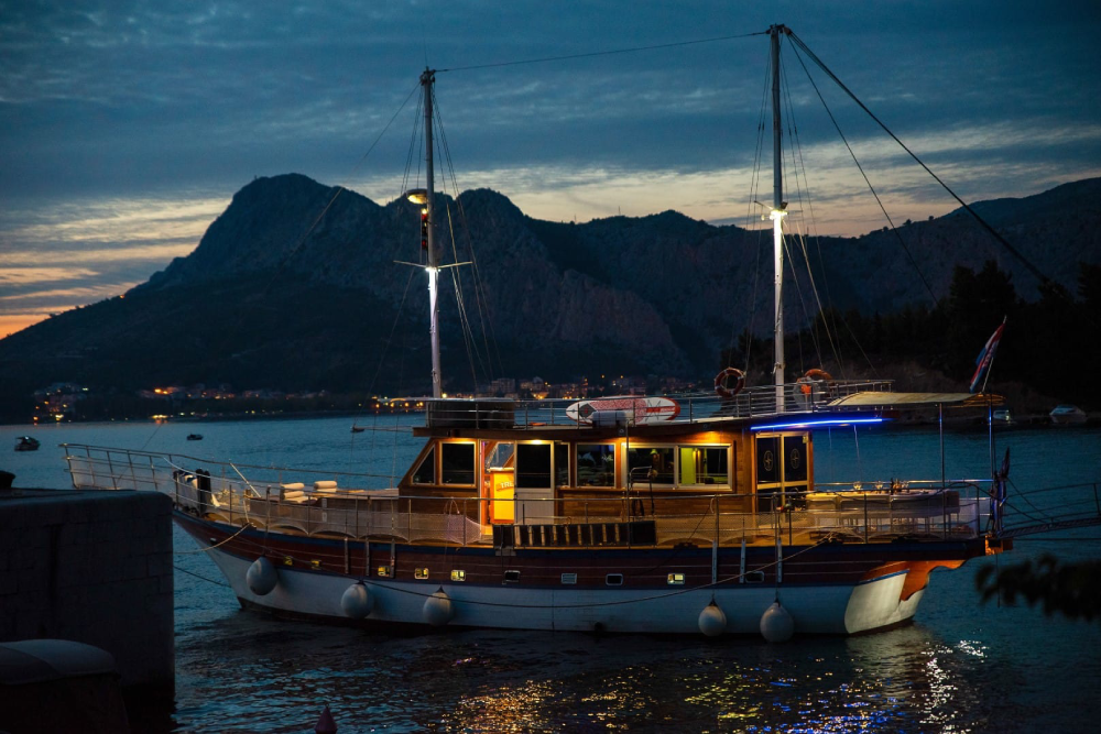 Trebenna gulet lit up