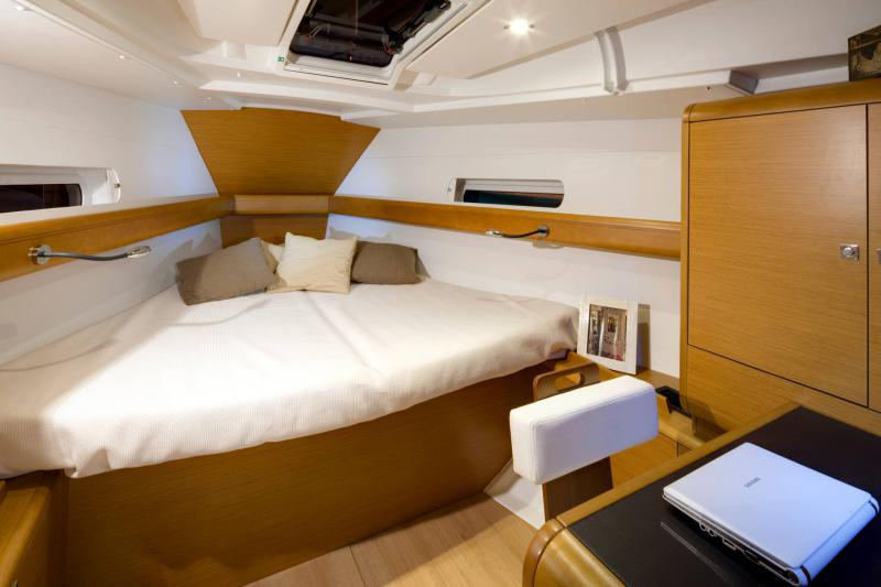 Sun Odyssey 419 forward cabin