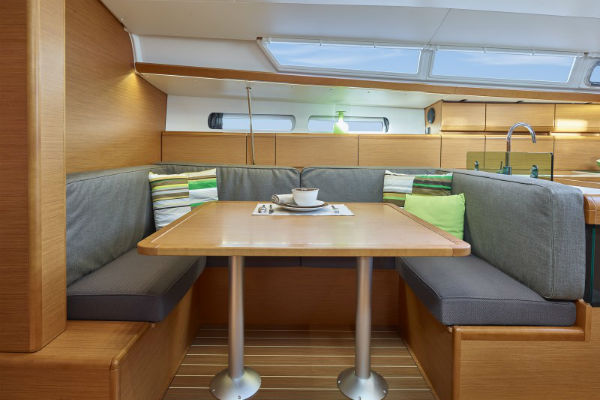 Sun Odyssey 419 Saloon Dining