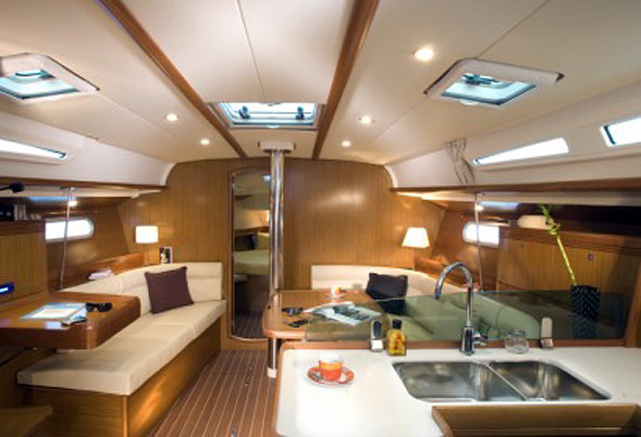 Sun Odyssey 42i Saloon