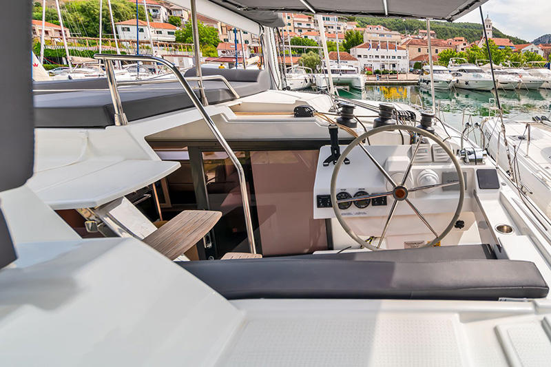 Tanna 47 flybridge helm